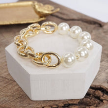 Load image into Gallery viewer, Chunky Chain + Pearls Bracelet